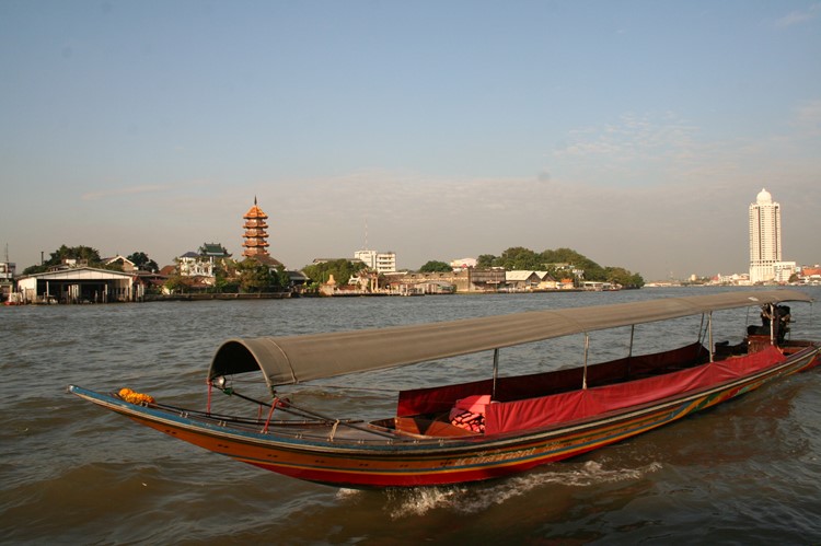Longtail boot op de Chao Phraya rivier in Bangkok, Thailand